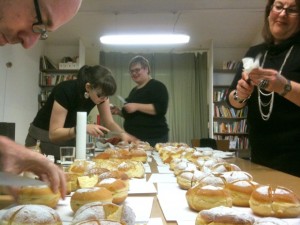 Die Krapfen werden für die Verkoster protioniert