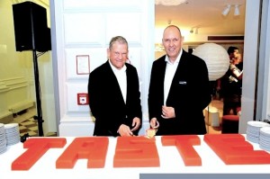 Hans-Peter Cohn (CEO Vitra) und Marcus Schulz (Geschäftsführer Vitra Wien) beim ersten Schnitt