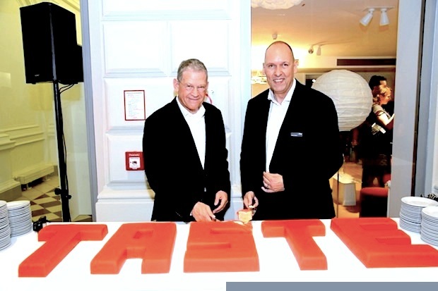 Taste Hans-Peter Cohn (CEO Vitra) und Marcus Schulz (Geschäftsführer Vitra Wien) beim ersten Schnitt