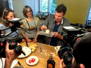 Der letzte Schliff: die Maraschinokirsche wird plaziert